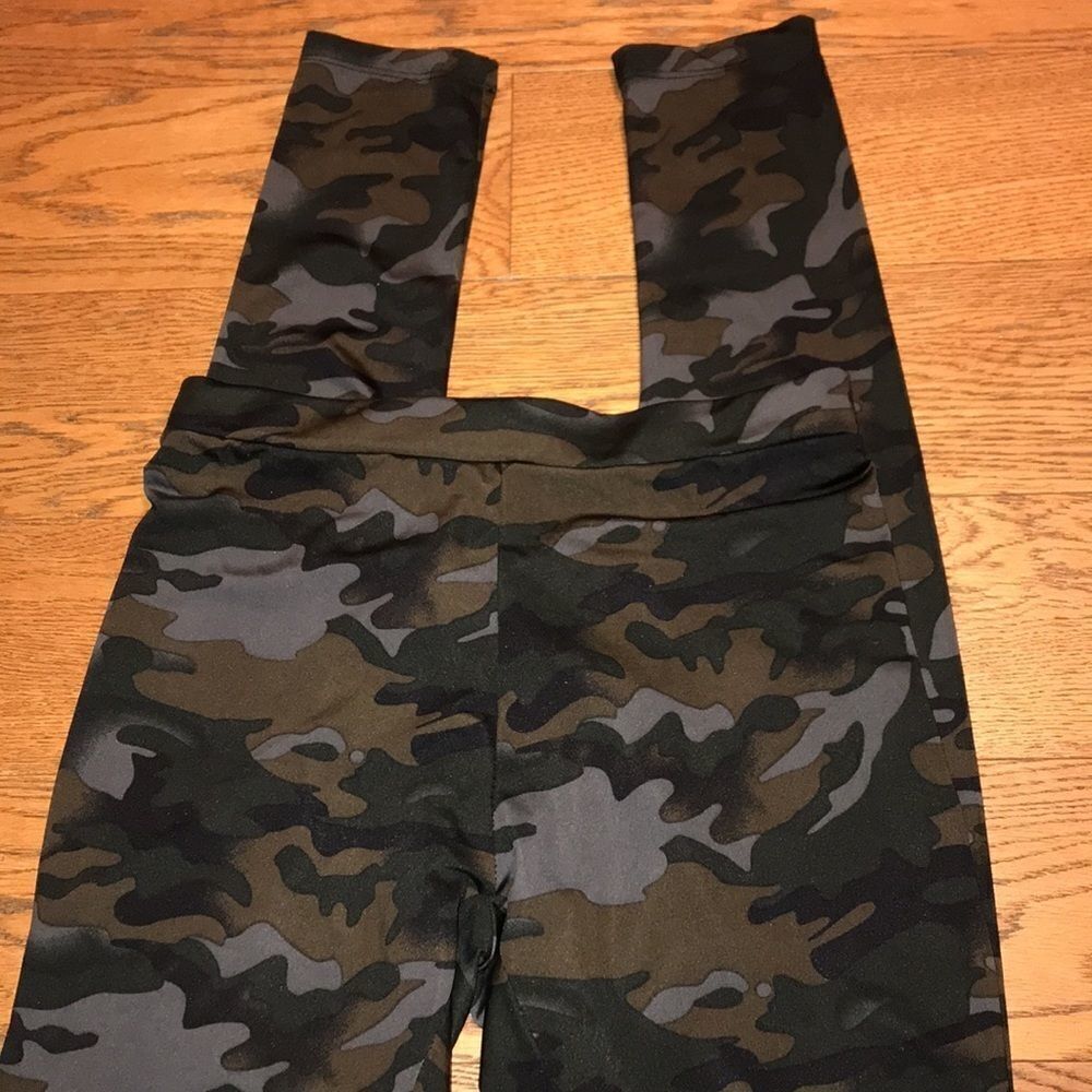 Kardashian Kollection Camouflage Leggings Size medium